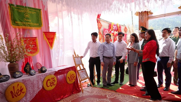 Các đại biểu chấm trang trí trại của các thôn trên địa bàn xã Ba Sơn tại Ngày hội.