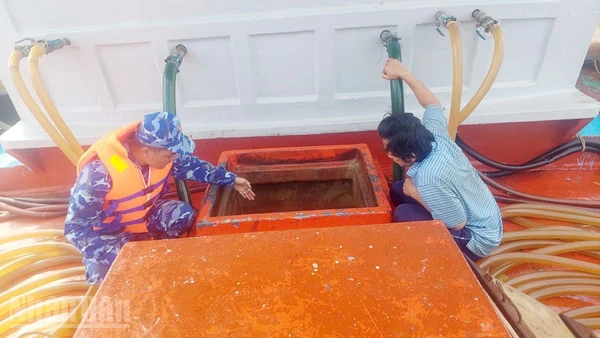 Lực lượng chức năng Cảnh sát biển kiểm tra hàng hóa vi phạm.