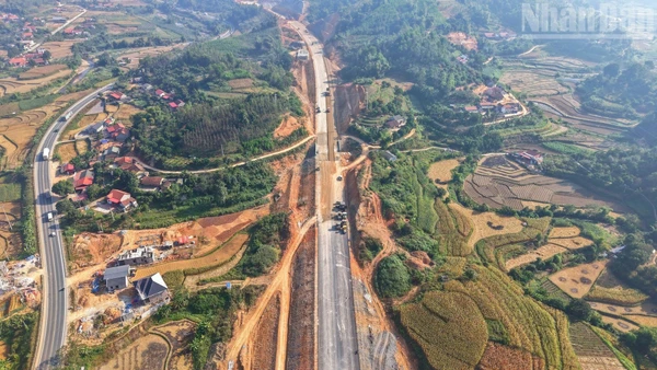 Tuyến đường cao tốc Cửa khẩu Hữu Nghị-Chi Lăng đang được khẩn trương thi công. 