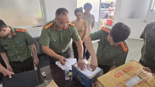 Cơ quan điều tra thi hành Lệnh khám xét tại Văn phòng làm việc của Công ty Đường Lâm. (Ảnh: Công an tỉnh Lạng Sơn)
