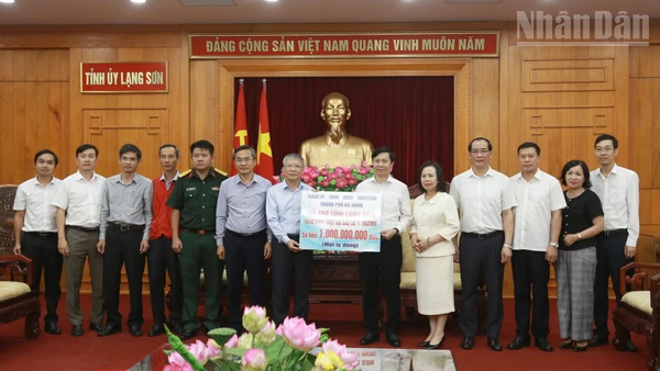 Sơ Kết 12 Năm Kết Nghĩa Hữu Nghị Giữa Thôn Lồ Cố Chin (Việt Nam) Và Thôn Lao Kha (Trung Quốc) Đoàn Công Tác Của Thành Phố Đà Nẵng Trao Phần Kinh Phí Hỗ Trợ Tỉnh Lạng Sơn Khắc Phục Thiệt Hại Do Bão Lũ Gây Ra.