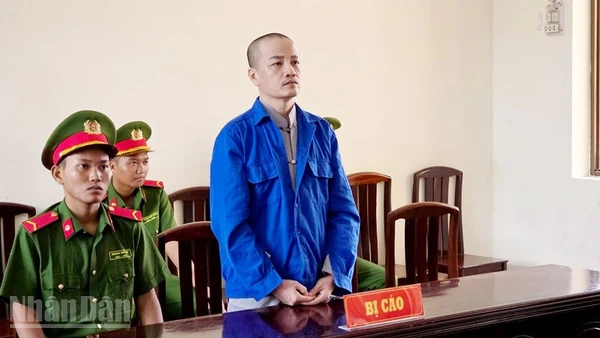 Bị cáo Nguyễn Phú Xuân. (Ảnh: VĂN VŨ)