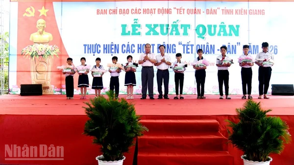 Ban tổ chức đã trao 10 suất học bổng cho học sinh nghèo vượt khó học giỏi trên địa bàn xã Hòa Điền, huyện Kiên Lương, tỉnh Kiên Giang. (Ảnh: PHƯƠNG VŨ).
