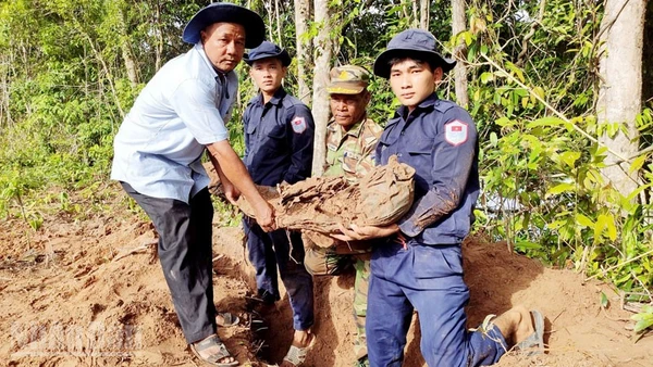 Đội K92 tìm kiếm hài cốt liệt sĩ trên đất bạn Campuchia. (Ảnh: PHƯƠNG VŨ).