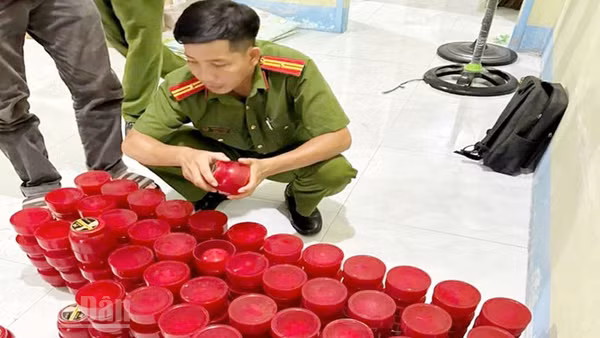 Lực lượng Công an kiểm đếm số tang vật vi phạm nghi mỹ phẩm giả.