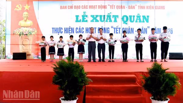 Ban tổ chức đã trao 10 suất học bổng cho học sinh nghèo vượt khó học giỏi trên địa bàn xã Hòa Điền, huyện Kiên Lương, tỉnh Kiên Giang. (Ảnh: PHƯƠNG VŨ).