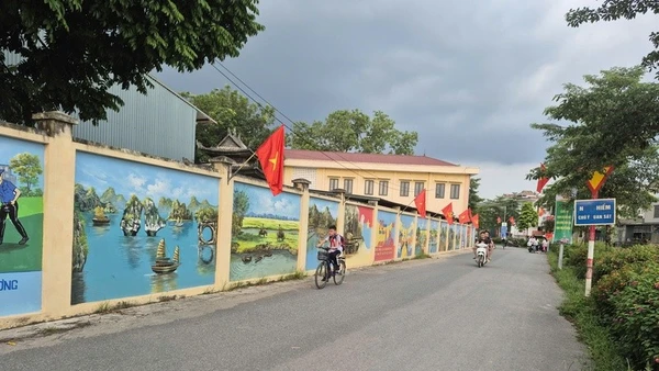 Những con đường bích họa sáng, xanh, sạch, đẹp tại xã Kiều Phú. (Ảnh: THIỆN TÂM)