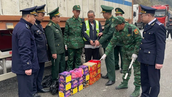Lực lượng chức năng tiến hành bắt giữ đối tượng có hành vi vận chuyển trái phép pháo nổ qua biên giới.