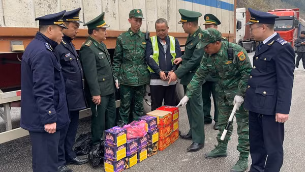 Lực lượng chức năng tiến hành bắt giữ đối tượng có hành vi vận chuyển trái phép pháo nổ qua biên giới.