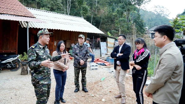 Lãnh đạo Chi cục Hải quan khu vực VI và lãnh đạo Đảng ủy xã Kháng Chiến khảo sát mô hình chăn nuôi của bà con.