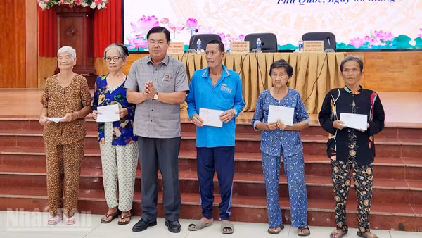 Bí thư Tỉnh ủy An Giang Nguyễn Tiến Hải Đoàn tặng quà cho gia đình chính sách tại buổi tiếp xúc cử tri đặc khu Phú Quốc, chiều 6/5.