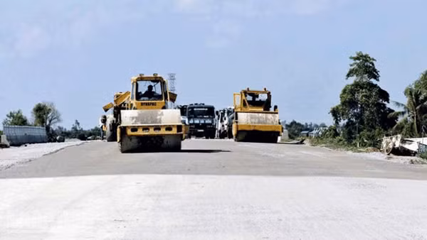 Công nhân thi công đoạn trên tuyến Hòn Đất-Kiên Lương.