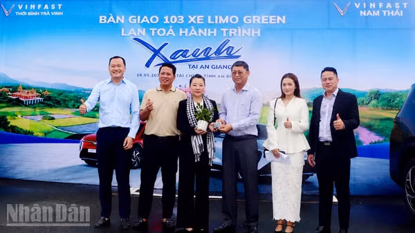 Quang cảnh buổi bàn giao xe.