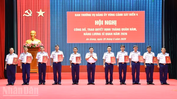 Thiếu tướng Đào Bá Việt, Đảng ủy viên Đảng ủy Cảnh sát biển Việt Nam, Tư lệnh Vùng Cảnh sát biển 4 trao quyết định thăng quân hàm, nâng lương sĩ quan năm 2026.