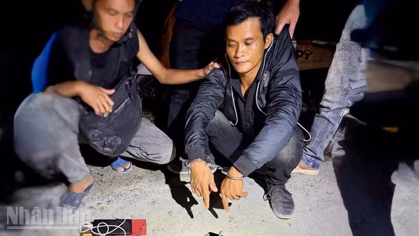 Đối tượng Nguyễn Chí Khang cùng tang vật. (Ảnh: Công an An Giang).