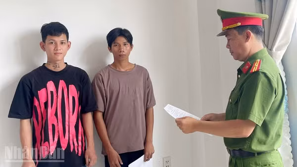 Bị can Nguyễn Trọng Hiếu, Lê Văn Toàn (từ trái qua).