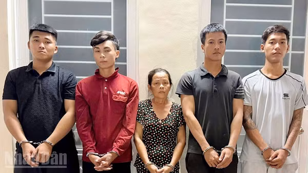 Các bị can: Trần Trọng Nghĩa, Trần Thành Đồng, Nguyễn Thị Sương, Phạm Ngọc Hoài, Nguyễn Văn Mạnh (từ trái qua). (Ảnh: Công an An Giang)