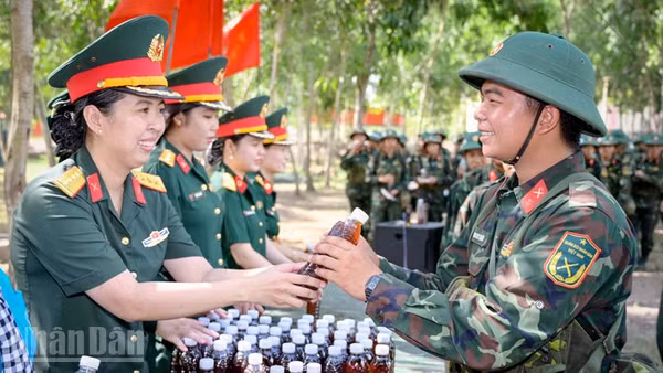 Cán bộ, hội viên phụ nữ lực lượng vũ trang tỉnh An Giang cùng đoàn viên thanh niên địa phương đã trao tặng nước uống phục vụ huấn luyện cho cán bộ, chiến sĩ Tiểu đoàn 512, Trung đoàn 892.