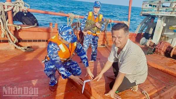 Lực lượng Cảnh sát biển niêm phong hàng hóa vi phạm trên tàu BV 98768 TS.