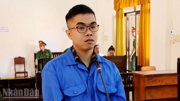 Bị cáo Nguyễn Việt Hưng tại phiên tòa. (Ảnh: VĂN VŨ)