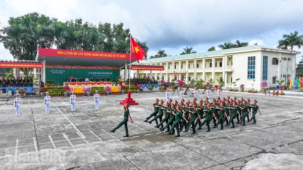Lực lượng vũ trang tỉnh duyệt đội ngũ tại Lễ ra quân huấn luyện năm 2026. (Ảnh: PHƯƠNG VŨ)