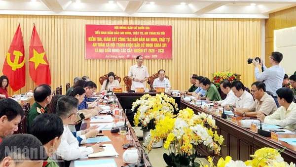 Phó Chủ tịch Quốc hội, Thượng tướng Trần Quang Phương kiểm tra công tác bầu cử tại An Giang.