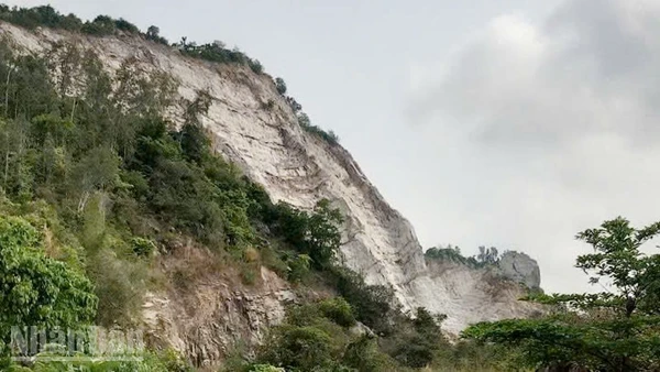 Mỏ đá núi Bà Đội.