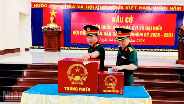 Lực lượng vũ trang ở đặc khu Thổ Châu đi bầu cử.