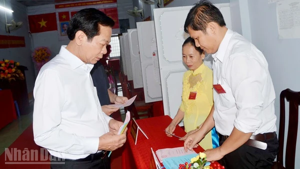 Ủy viên Trung ương Đảng, Bộ trưởng Nội vụ Đỗ Thanh Bình tham gia tại khu vực bỏ phiếu số 4, ấp Vĩnh Đông 2, xã Vĩnh Phong, tỉnh An Giang. (Ảnh: VĂN DƯƠNG)