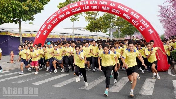 Các vận động viên tham gia chạy hưởng ứng lễ phát động ngày chạy Olympic vì sức khỏe toàn dân, sáng 27/3.