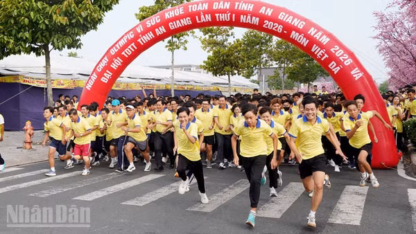 Các vận động viên tham gia chạy hưởng ứng lễ phát động ngày chạy Olympic vì sức khỏe toàn dân, sáng 27/3.