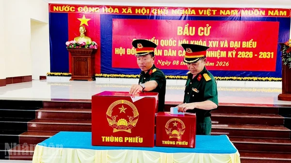 Lực lượng vũ trang ở đặc khu Thổ Châu đi bầu cử.