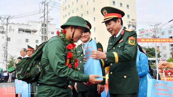 Thượng tướng Nguyễn Văn Gấu, Ủy viên Trung ương Đảng, Ủy viên Quân ủy Trung ương, Thứ trưởng Bộ Quốc phòng chúc mừng thanh niên lên đường nhập ngũ. (Ảnh: PHƯƠNG VŨ)