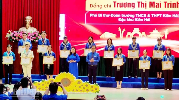 Lãnh đạo Tỉnh đoàn An Giang tuyên dương đảng viên trẻ tiêu biểu năm 2026. 