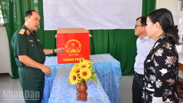 Thiếu tướng Nguyễn Văn Ngành, Chỉ huy trưởng Bộ Chỉ huy quân sự tỉnh An Giang kiểm tra trực tiếp công tác chuẩn bị bầu cử tại các điểm bầu cử trên địa bàn xã Nhơn Hội. (Ảnh: PHƯƠNG VŨ)