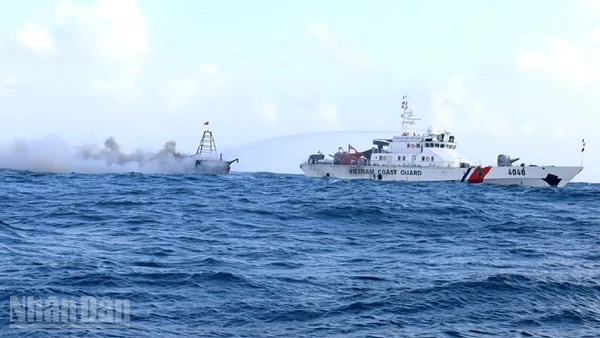 Tàu CSB 4040 nhanh chóng tiếp cận, nỗ lực triển khai các phương án chữa cháy và cứu nạn.