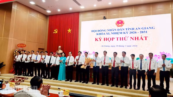 Bí thư Tỉnh ủy An Giang Nguyễn Tiến Hải tặng hoa chúc mừng Chủ tịch Ủy ban nhân dân tỉnh, các Phó Chủ tịch Ủy ban nhân dân và thành viên Ủy ban nhân dân tỉnh.