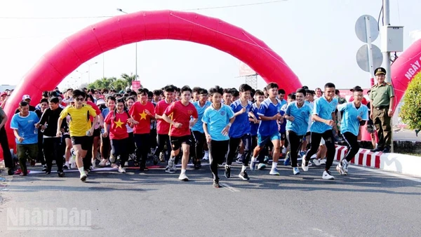 Vận động viên tham gia “Ngày chạy Olympic: Vì sức khỏe toàn dân-Vì an ninh Tổ quốc" năm 2026.