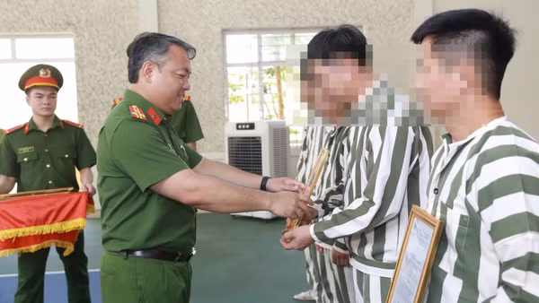 Lãnh đạo Công an tỉnh Lạng Sơn trao quyết định cho người được ân xá.