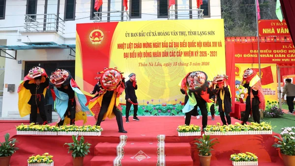 Các tiết mục múa sư tử mèo đặc sắc của tỉnh Lạng Sơn tại điểm bầu cử thôn Nà Lầu, xã Hoàng Văn Thụ.