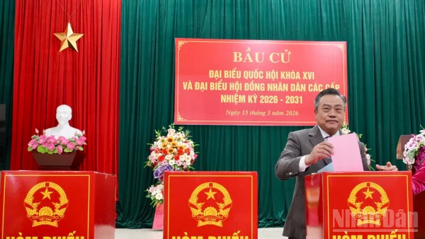 Đồng chí Trần Sỹ Thanh, Ủy viên Bộ Chính trị, Bí thư Trung ương Đảng, Chủ nhiệm Ủy ban Kiểm tra Trung ương bỏ lá phiếu đầu tiên bầu đại biểu Quốc hội khoá XVI và đại biểu Hội đồng nhân dân các cấp nhiệm kỳ 2026-2031 tại điểm bầu cử khối Đại Thắng, phường Lương Văn Trì, tỉnh Lạng Sơn.