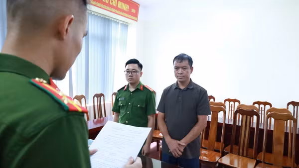 Cơ quan Cảnh sát điều tra Công an tỉnh Lạng Sơn tống đạt Quyết định khởi tố bị can đối với Lê Xuân Khang.