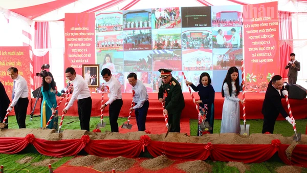 Đồng chí Phó Thủ tướng Chính phủ cùng lãnh đạo ban, bộ ngành Trung ương và tỉnh Lạng Sơn thực hiện nghi thức khởi công dự án.