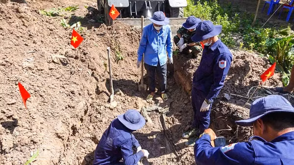 Đội K92 tìm kiếm hài cốt liệt sĩ trên địa bàn xã Kiên Lương. (Ảnh: PHƯƠNG VŨ)
