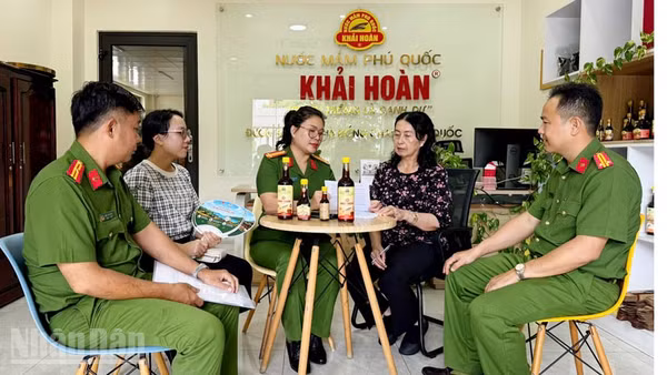 Doanh nghiệp ký cam kết thực hiện mô hình.
