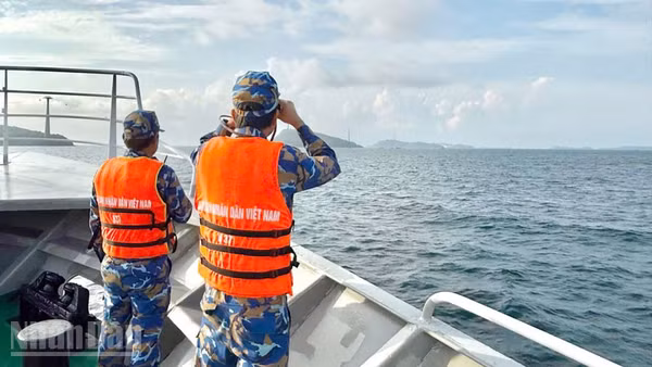 Cán bộ, chiến sĩ Tàu 637, Hải đội 511, Lữ đoàn 127 (Bộ Tư lệnh Vùng 5 Hải quân) quan sát, tìm kiếm ngư dân mất tích trên vùng biển Phú Quốc. (Ảnh: Bộ Tư lệnh Vùng 5 Hải quân). 