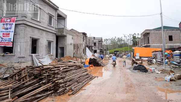 Không khí xây dựng khẩn trương tại khu dân cư tái định cư Hồ Sơn-Hoà Thắng thuộc xã Hữu Lũng, tỉnh Lạng Sơn.