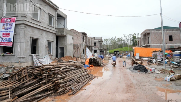 Không khí xây dựng khẩn trương tại khu dân cư tái định cư Hồ Sơn-Hoà Thắng thuộc xã Hữu Lũng, tỉnh Lạng Sơn.