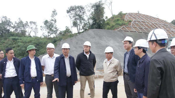 Đồng chí Trần Hồng Minh, Ủy viên Trung ương Đảng, Bộ trưởng Xây dựng kiểm tra tại dự án cao tốc Hữu Nghị-Chi Lăng (Lạng Sơn).