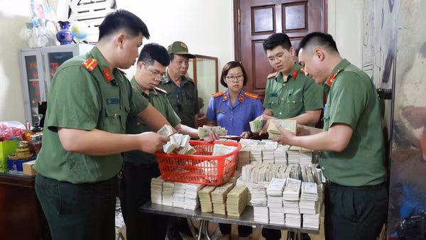 Lực lượng Công an phối hợp các lực lượng tiến hành khám xét, thu thập tài liệu, tiền mặt phục vụ công tác điều tra.